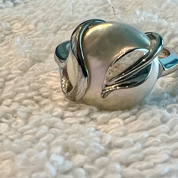 Silver and Mother of Pearl ring - Picture 1 of 5